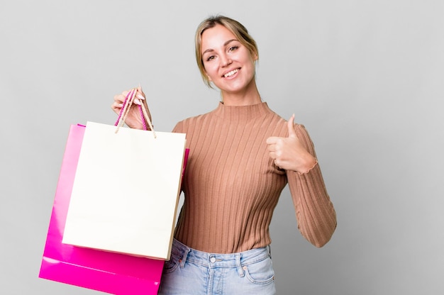 Jolie femme caucasienne avec des sacs à provisions