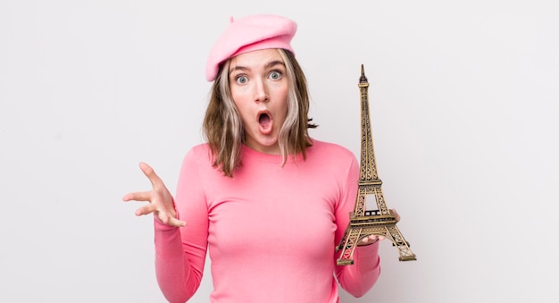 Jolie femme caucasienne se sentant extrêmement choquée et surprise du concept de france