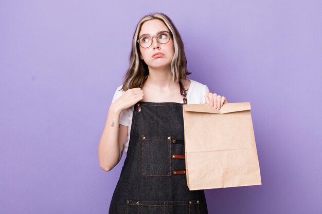 Jolie femme caucasienne se sentant stressée anxieuse fatiguée et frustrée livraison et concept à emporter