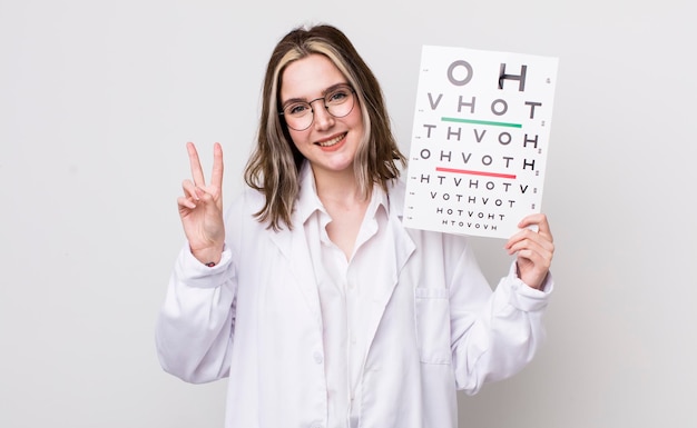 Jolie femme caucasienne souriante et sympathique montrant le concept optique numéro deux