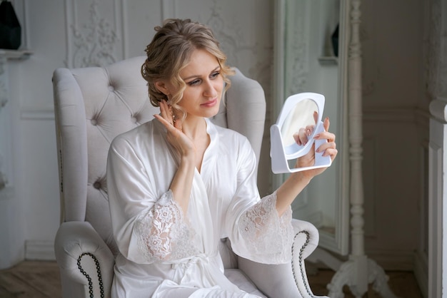 Jolie femme caucasienne touchant un visage lisse et rayonnant sain et sans défaut