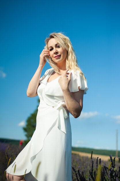 Jolie femme sur le champ de lavande s'amuser