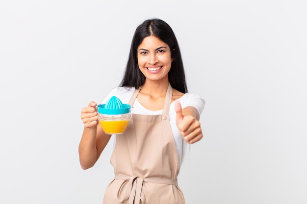 Jolie Femme De Chef Hispanique. Concept De Jus D'orange Et De Petit-déjeuner