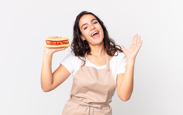 jolie femme chef avec un hot-dog