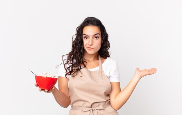 jolie femme chef portant un tablier