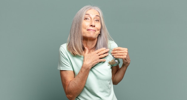 Jolie femme cheveux gris avec de la marihuana