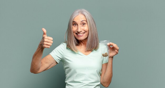 Jolie Femme Cheveux Gris Avec De La Marihuana