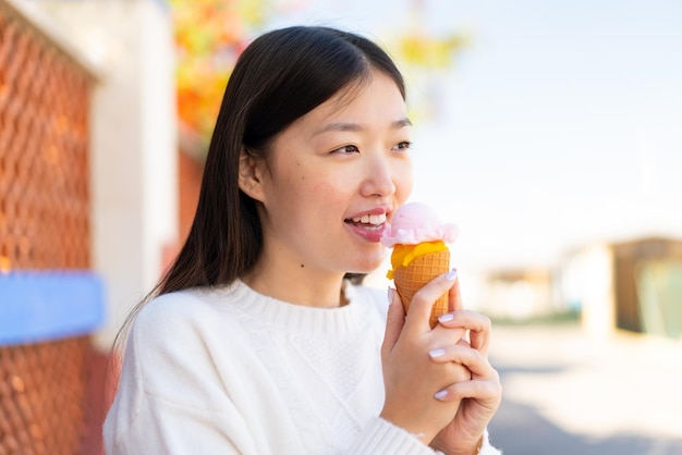 Jolie femme chinoise à l'extérieur