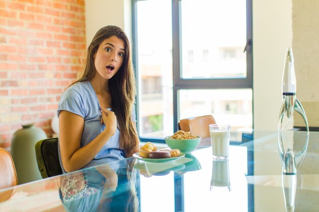 Jolie femme à la choqué et surpris avec la bouche grande ouverte, pointant vers soi