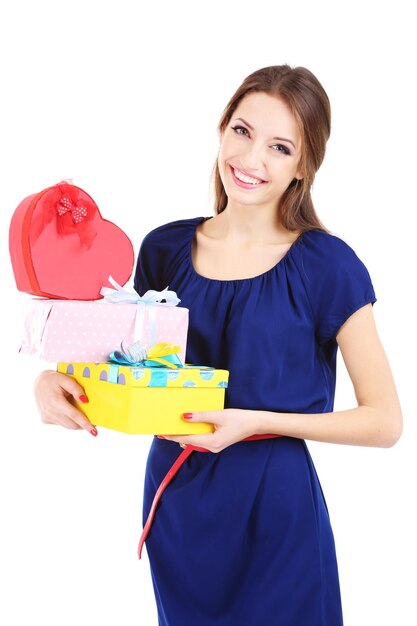 Jolie femme avec des coffrets cadeaux, isolé sur blanc