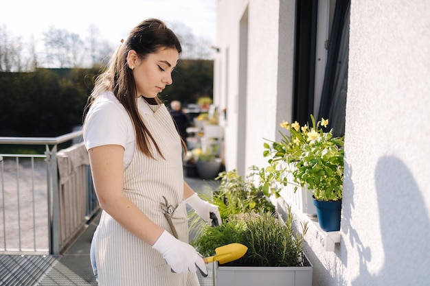 Jolie femme commence à atterrir sur le balcon