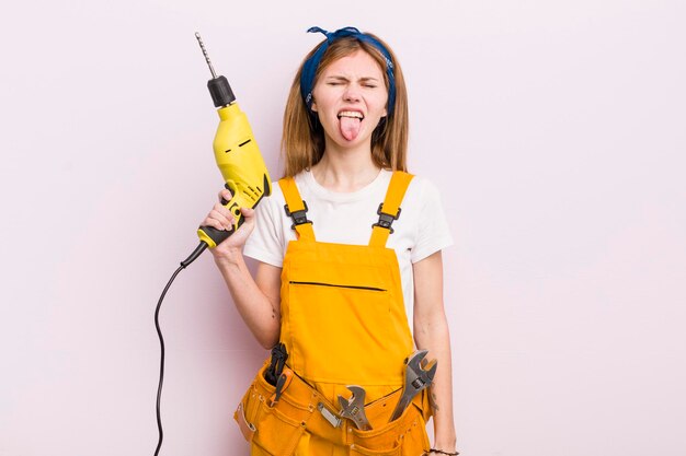 Jolie femme avec un concept de bricoleur de perceuse