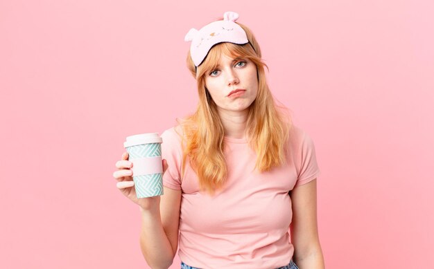 jolie femme contre un mur de couleur plat