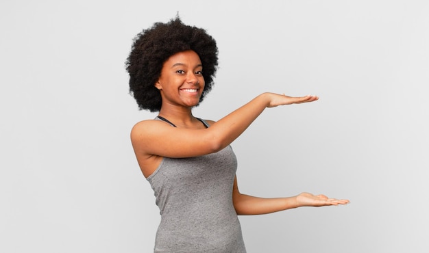 jolie femme contre un mur de couleur plat