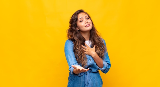 jolie femme contre un mur de couleur plat