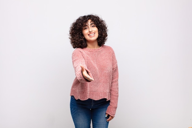 jolie femme contre un mur de couleur plat