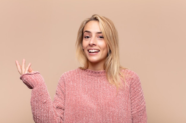 jolie femme contre un mur de couleur plat