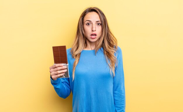 jolie femme contre un mur de couleur plat