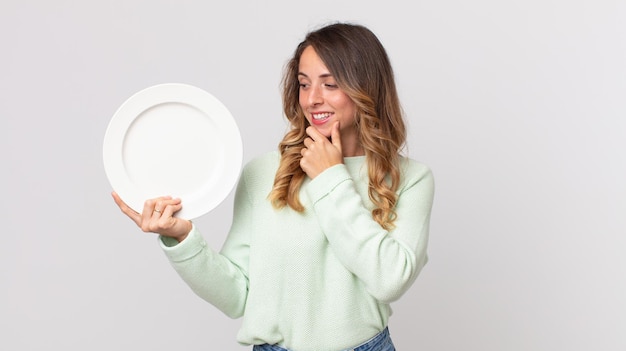 jolie femme contre un mur de couleur plat