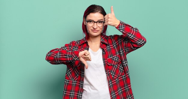 jolie femme contre un mur isolé