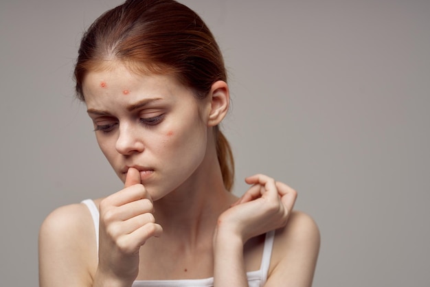 Jolie femme cosmétologie soins de la peau puberté fond clair