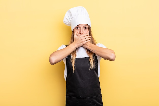 Jolie Femme Couvrant La Bouche Avec Les Mains Avec Un Choc. Notion De Chef