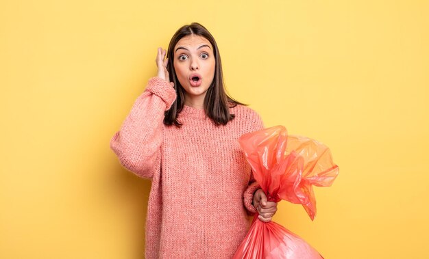 Jolie femme criant avec les mains dans le concept de sac poubelle à air