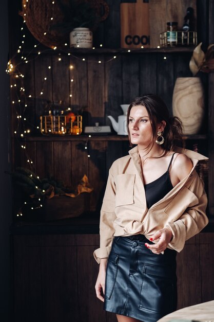 Jolie femme dans une atmosphère de Noël