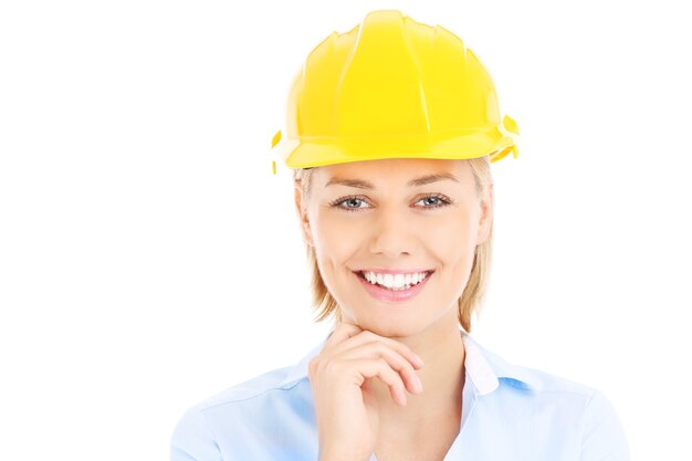 Photo une jolie femme dans un casque jaune sur fond blanc