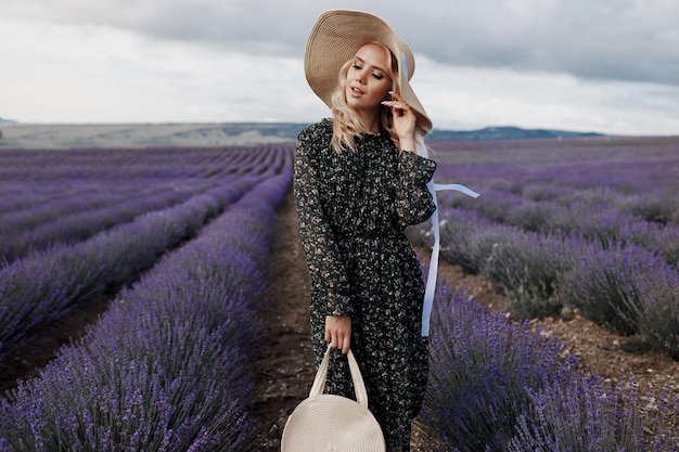 jolie femme dans un champ de lavande