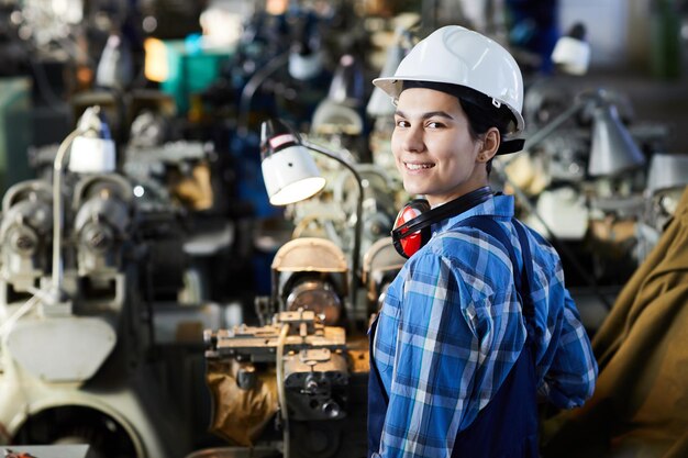 Jolie femme dans l'industrie