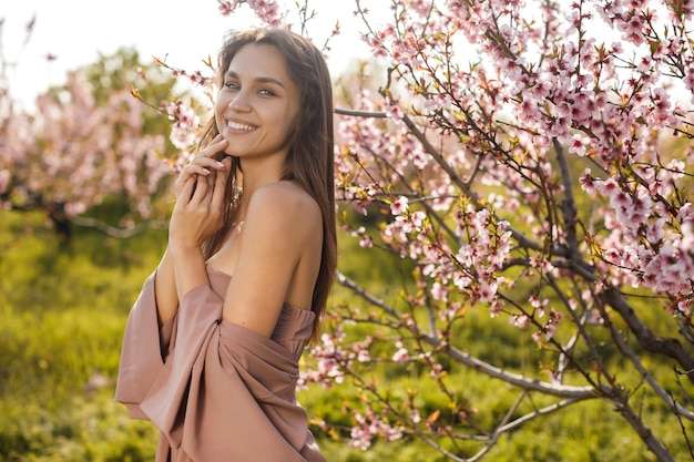 jolie femme dans un jardin fleuri