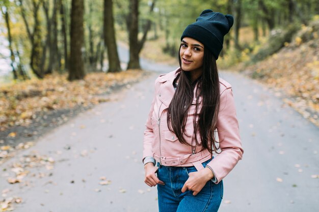 Jolie femme dans le parc