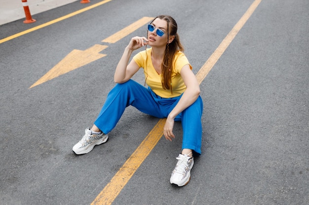 jolie femme dans la rue de la ville