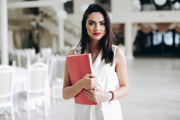 Jolie femme dans la salle de restaurant