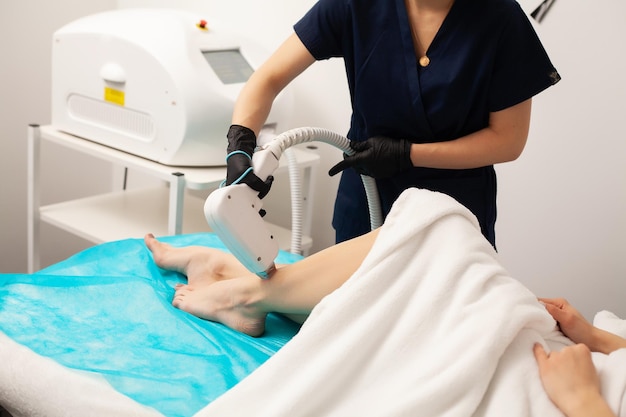 Jolie femme dans un studio de beauté recevant une procédure d'épilation au laser