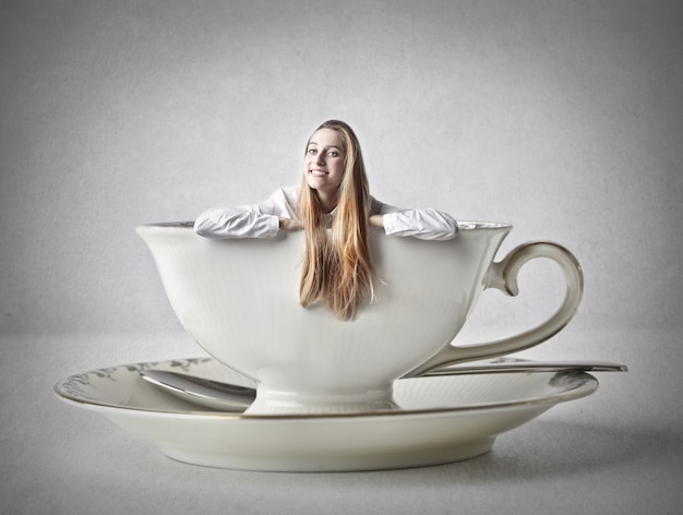 Photo jolie femme dans une tasse de thé