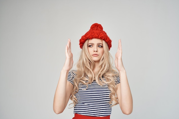 Jolie femme dans des vêtements à la mode style de vie de fond clair chapeau rouge