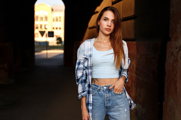 Jolie femme dans la ville de style urbain le soir lors d'une promenade