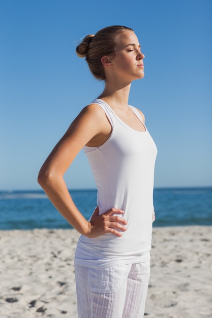 Jolie femme debout et relaxante