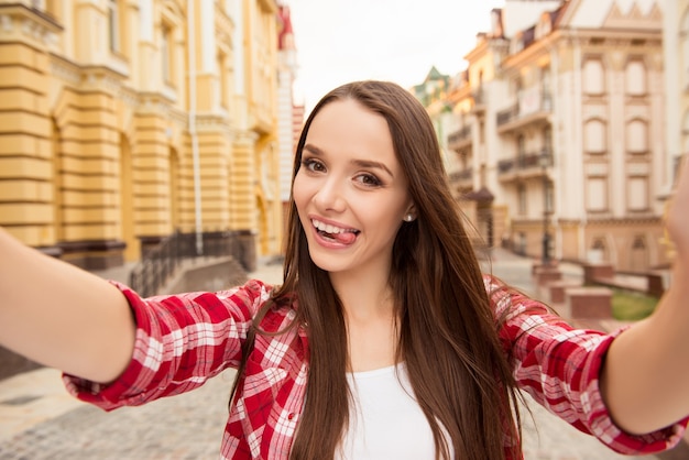 Jolie femme décontractée aux cheveux longs