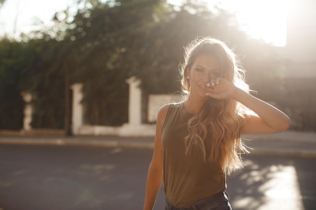 jolie femme décontractée en plein air