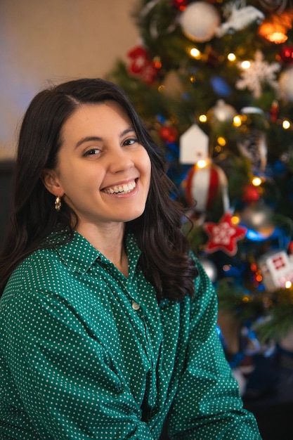 Jolie femme décorant le sapin de noël à la maison