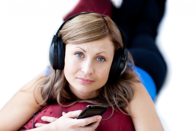 Jolie femme écoute la musique avec des écouteurs