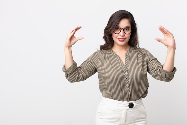 Jolie femme encadrant ou décrivant son propre sourire avec les deux mains, semblant positive et heureuse, concept de bien-être