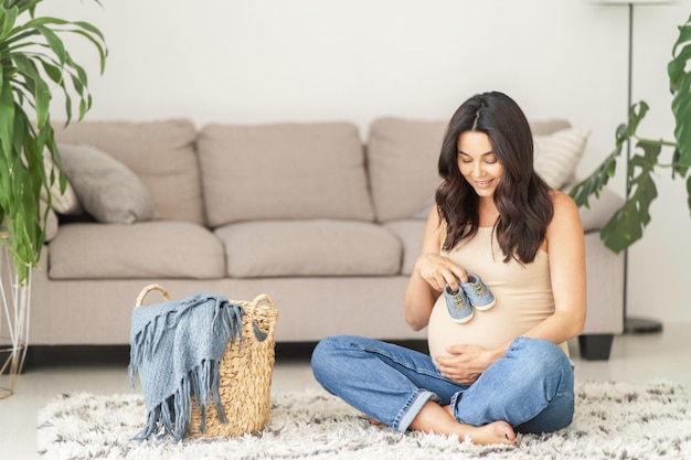 Une jolie femme enceinte à la maison