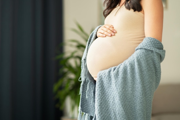 Une jolie femme enceinte à la maison