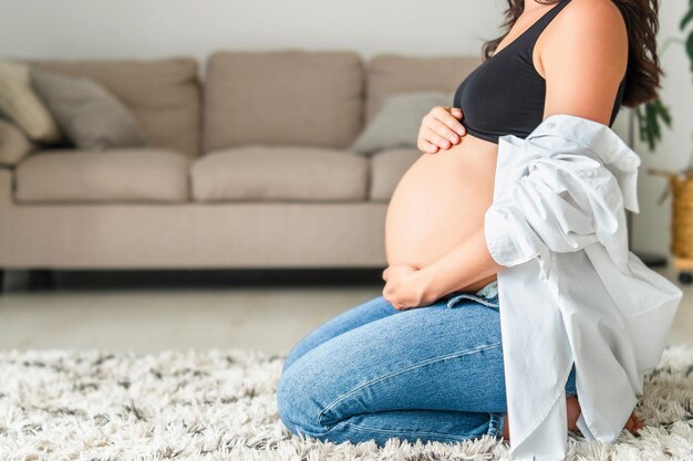 Une jolie femme enceinte à la maison.