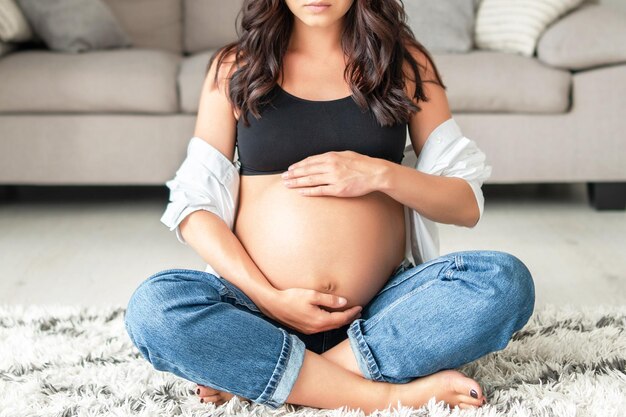 Une jolie femme enceinte à la maison.