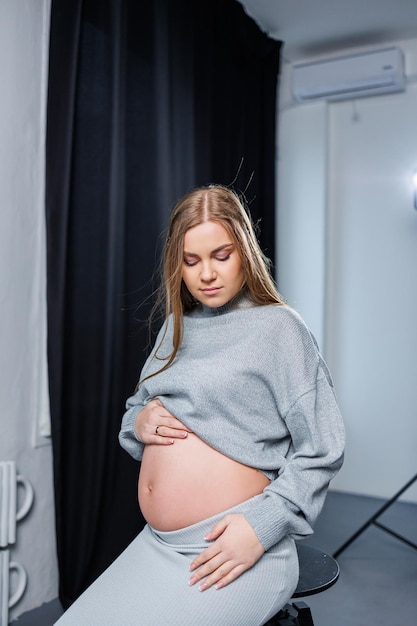 Jolie femme enceinte en pull et jupe avec ventre Heureuse femme enceinte élégante Une femme attend un enfant